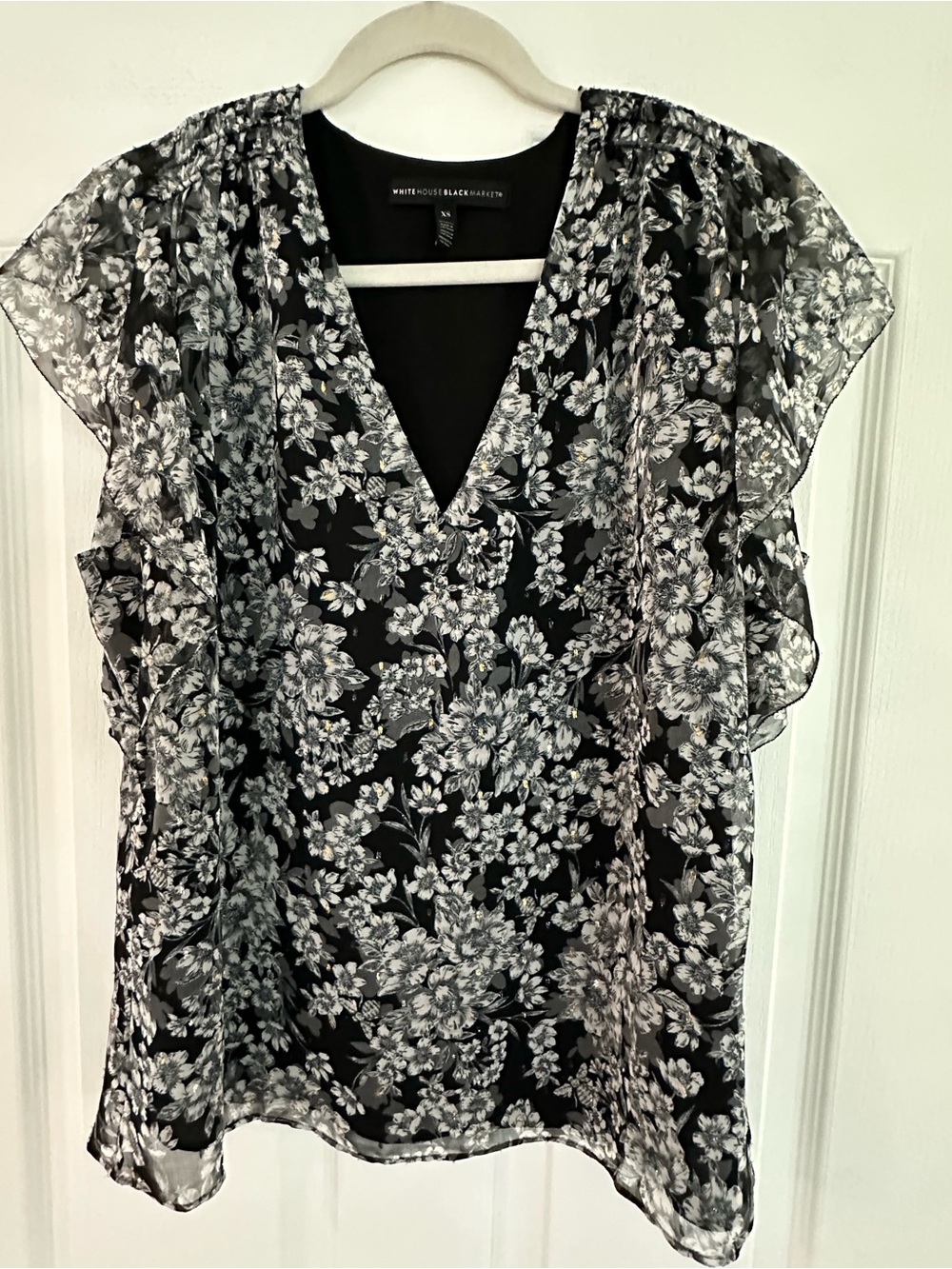 WHBM NWOT Black & White Floral Gold Glitter V-Neck Lined Flutter Sleeve Top!